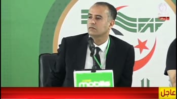 Ali Bencheikh à une conférence avec logo FAF en arrière-plan.