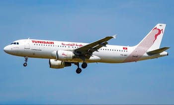 Avion Tunisair en vol d'urgence avec le logo visible.