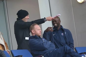 Zinedine Zidane et Claude Makelele discutant au PSG.