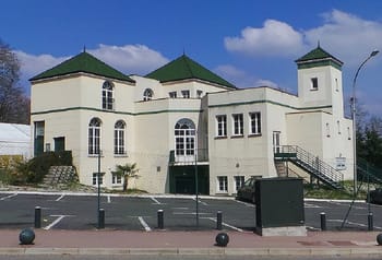 Bâtiment scolaire avec architecture classique et toit vert, situé à Corbeil-Essonnes.