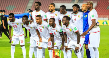 Les joueurs de la Guinée posent pour une photo d'équipe avant le match contre l'Algérie.