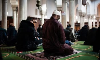 Fidèles musulmans priant lors de l'Aïd dans une mosquée en France.