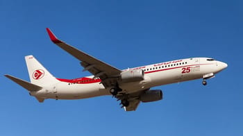Avion d'Air Algérie en vol dans un ciel bleu clair.