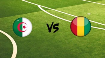 Drapeaux de l'Algérie et de la Guinée sur un terrain de football.