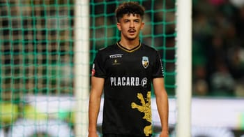 Bachir Belloumi tire dans une balle lors d'un match de football.