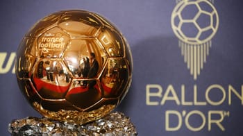 Ballon d'Or 2024 en or brillant avec reflet et décor élégant.