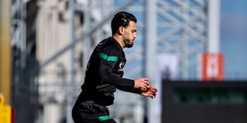 Ramy Bensebaini en entraînement avec le maillot de l'équipe nationale.