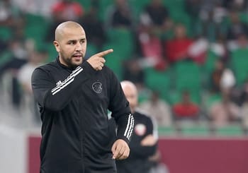 Madjid Bougherra pointant du doigt lors d'un match de football.