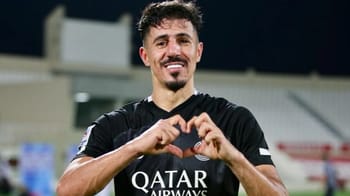 Footballer Baghdad Bounedjah fait un cœur avec ses mains.