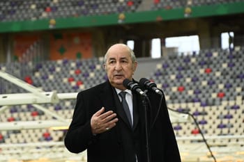 Abdelmadjid Tebboune parle lors d'un événement sportif en plein air.