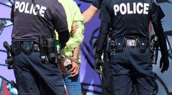 Jeune algérien aidant la police à maîtriser un suspect en France.