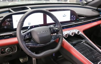 Tableau de bord numérique et volant du véhicule électrique Exeed.