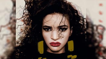 Farida Khelfa, mannequin algérienne, lors du Prix Vaudeville 2024, portant une tenue élégante et des.
