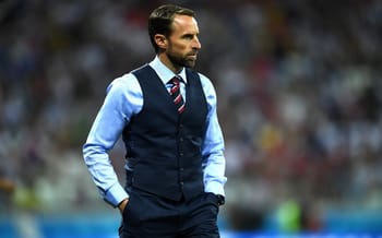 Gareth Southgate en costume lors d'un match de football.