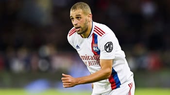 Islam Slimani en maillot de football lors d'un match important.