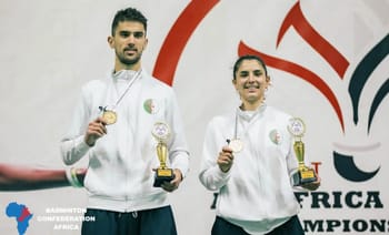 Deux athlètes africains avec médailles et trophées aux Jeux Olympiques de Paris 2024.