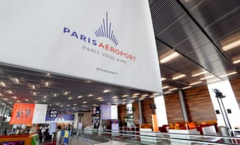 Vue intérieure de l'aéroport de Paris avec signalisation pour les Jeux Olympiques 2024.