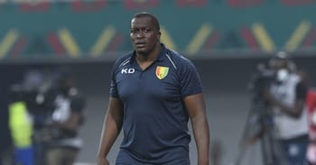 Kaba Diawara, entraîneur de football, sur le terrain lors d'une rencontre.
