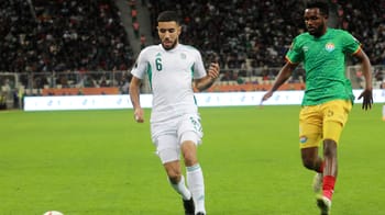 Joueur de football en mouvement lors d'un match international.