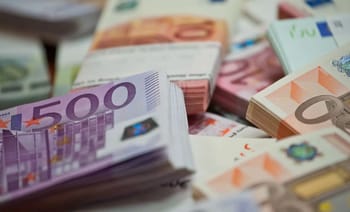 Billets de banque en euros, symbole de la dévaluation monétaire.