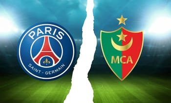 Logo du PSG et du MCA séparés par une fissure dans le terrain.