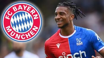 Michael Olise en maillot du FC Bayern Munich, sourire lors d'un match.