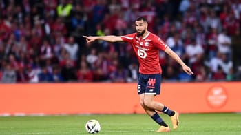 Nabil Bentaleb en action sur le terrain de football.