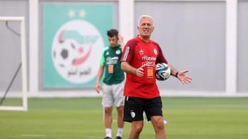 Vladimir Petkovic en entraînement avec l'équipe nationale d'Ouganda.