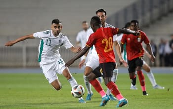 Joueurs de football en action lors d'un match international.