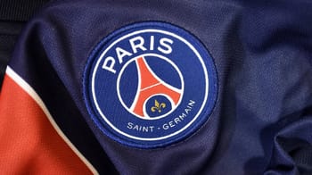 Maillot du Paris Saint-Germain avec logo officiel.