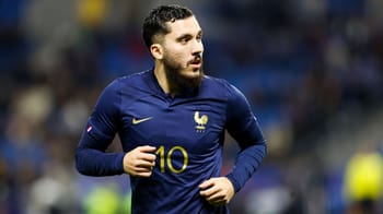 Rayan Cherki portant le maillot de l'équipe de France lors d'un match.