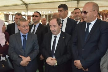 Groupe de responsables lors d'une cérémonie officielle en Algérie.