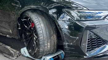 Riyad Mahrez victime d'un accident avec sa supercar noire.