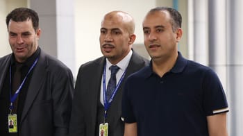 Walid Sadi et deux collègues lors d'une réunion professionnelle.
