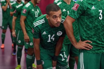 Sofiane Bendebkade en tenue de football, prêt pour le match.