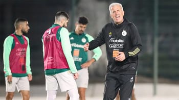 Vladimir Petkovic en train de donner des instructions à ses joueurs lors d'une séance d'entraînement.