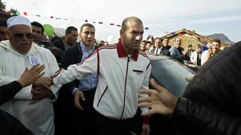 Zinédine Zidane saluant des fans lors d'un événement en Algérie.