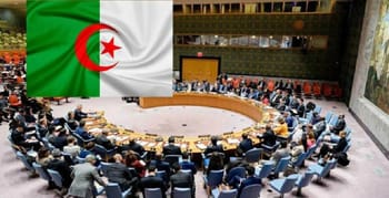 Réunion de l'ONU avec drapeau algérien en premier plan.