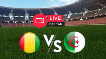 Stade de football avec logos de l'Algérie et de la Guinée pour le match en direct.