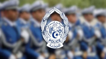 Logo de la police algérienne avec officiers en arrière-plan.