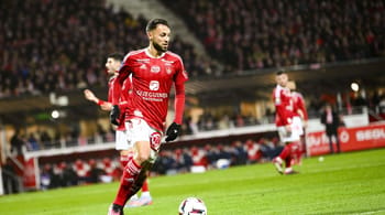 Haris Belkebla joue au football lors d'un match professionnel.