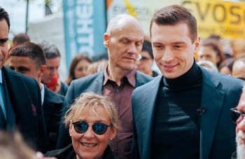Jordan Bardella avec des supporters lors d'un événement politique.
