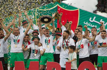 Le MC Alger célèbre sa victoire en Ligue 1 Mobilis 2023-2024.