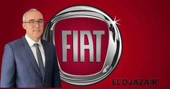 Raoui Beji, nouveau PDG de Fiat El Djazair, en costume devant le logo Fiat.