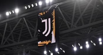 Logo de la Juventus suspendu dans un stade moderne.