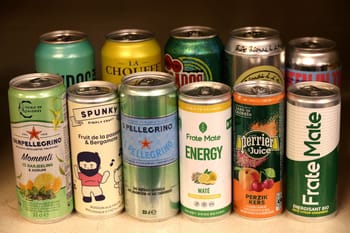 Gamme de canettes de boissons énergisantes et sodas variés.