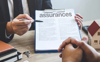 Personne expliquant un contrat d'assurance avec un stylo.