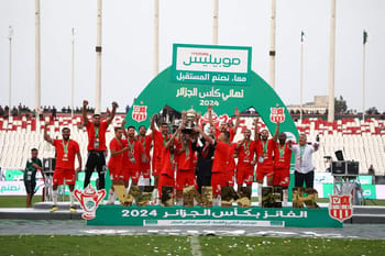 L'équipe du CRB célèbre sa victoire avec le trophée en finale 2024.