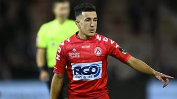 Footballeur Abdelkahar Kadri en pleine action sur le terrain.
