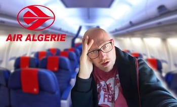 Homme dans un avion Air Algérie, expression de douleur ou de malaise.